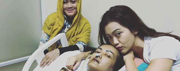 Julia Perez mit ihrer Familie im Krankenhaus Julia Perez mit ihrer Familie im Krankenhaus