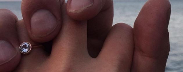 Julia Stiles zeigt ihren Verlobungsring Julia Stiles zeigt ihren Verlobungsring