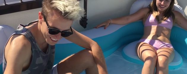 Julian Claßen und Bibi Heinicke im Pool Julian Claßen und Bibi Heinicke im Pool