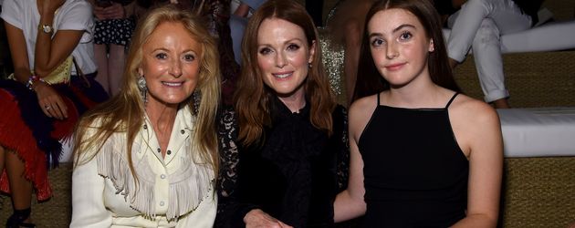 Julianne Moore und ihre Tochter Liv mit Ricky Lauren bei der Modenschau von Ralph Lauren Julianne Moore und ihre Tochter Liv mit Ricky Lauren bei der Modenschau von Ralph Lauren