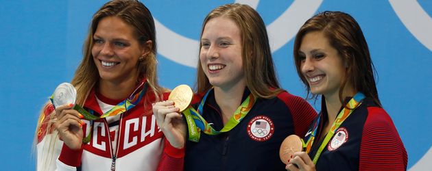 Julija Jefimowa, Lilly King & Katie Meili (v.l.) bei der Siegerehrung über 100-Meter Brustschwimmen Julija Jefimowa, Lilly King & Katie Meili (v.l.) bei der Siegerehrung über 100-Meter Brustschwimmen