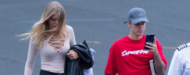 Justin Bieber mit Bronte Blampied auf dem Weg zum V Festival Justin Bieber mit Bronte Blampied auf dem Weg zum V Festival