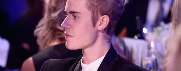 Justin Bieber mit Man-Bun in Beverly Hills Justin Bieber mit Man-Bun in Beverly Hills