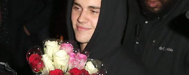 Justin Bieber mit einem Strauß Rosen vor dem Tape Club in London Justin Bieber mit einem Strauß Rosen vor dem Tape Club in London