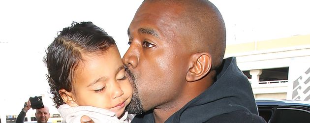 Rapper Kanye West mit Tochter North West 2015 in Los Angeles Rapper Kanye West mit Tochter North West 2015 in Los Angeles