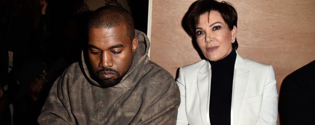 Kanye West und Kris Jenner im März 2016 bei der Fashion Week in Paris Kanye West und Kris Jenner im März 2016 bei der Fashion Week in Paris