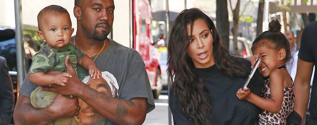 Kanye West und Kim Kardashian mit ihren Kindern Saint und North Kanye West und Kim Kardashian mit ihren Kindern Saint und North