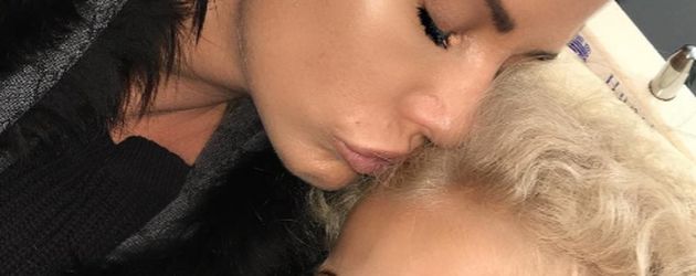 Katie Price mit Tochter Princess im Krankenhaus Katie Price mit Tochter Princess im Krankenhaus