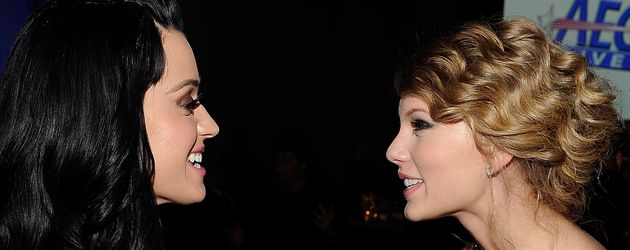 Katy Perry und Taylor Swift bei den Grammy-Awards 2010 Katy Perry und Taylor Swift bei den Grammy-Awards 2010