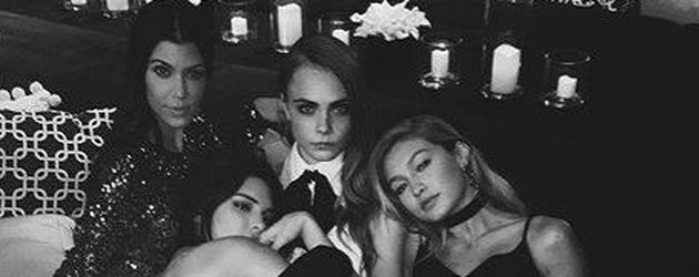 Gigi Hadid, Kendall Jenner, Kourtney Kardashian und Cara Delevingne Gigi Hadid, Kendall Jenner, Kourtney Kardashian und Cara Delevingne