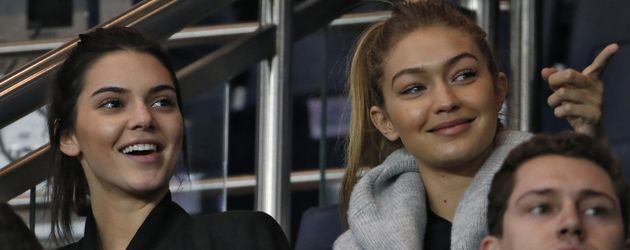 Kendall Jenner und Gigi Hadid im "Parc des Princes"-Stadion in Paris Kendall Jenner und Gigi Hadid im "Parc des Princes"-Stadion in Paris