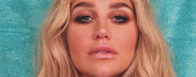 Kesha in einer hohen Bluse Kesha in einer hohen Bluse