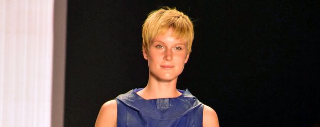 Kim Hnizdo bei der Riani-Show auf der Berlin Fashion Week 2016 Kim Hnizdo bei der Riani-Show auf der Berlin Fashion Week 2016