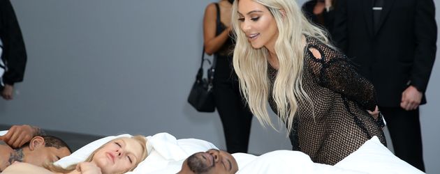 Kim Kardashian bei Kanye Wests Wachsfiguren-Ausstellung Kim Kardashian bei Kanye Wests Wachsfiguren-Ausstellung