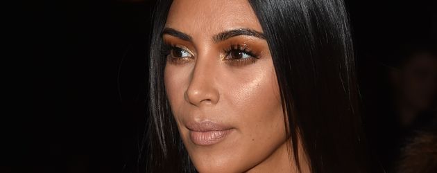 Kim Kardashian bei Givenchy auf der Pariser Fashion Week Kim Kardashian bei Givenchy auf der Pariser Fashion Week