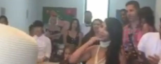 Kim Kardashian im Meerjungefrauenkostüm bei North' Geburtstagsparty Kim Kardashian im Meerjungefrauenkostüm bei North' Geburtstagsparty