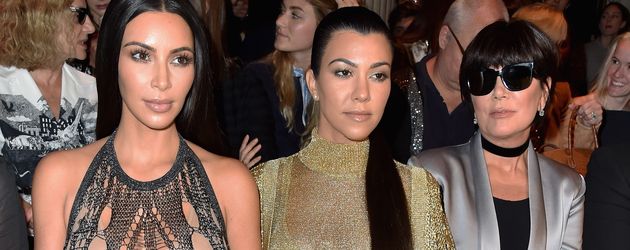 Kim Kardashian, Kourtney Kardashian und Kris Jenner bei einer Modenschau in Paris Kim Kardashian, Kourtney Kardashian und Kris Jenner bei einer Modenschau in Paris