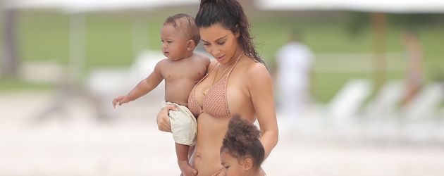 Kim Kardashian mit ihren Kindern Saint und North in Mexiko Kim Kardashian mit ihren Kindern Saint und North in Mexiko