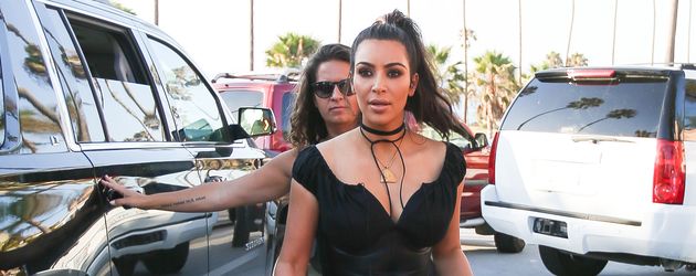 Kim Kardashian mit ihrer Tochter North auf dem Weg zur Geburtstagsparty von Oma MJ Kim Kardashian mit ihrer Tochter North auf dem Weg zur Geburtstagsparty von Oma MJ