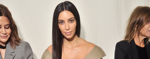 Kim Kardashian bei der "Balenciaga Modenschau" während der Paris Fashion Week Kim Kardashian bei der "Balenciaga Modenschau" während der Paris Fashion Week