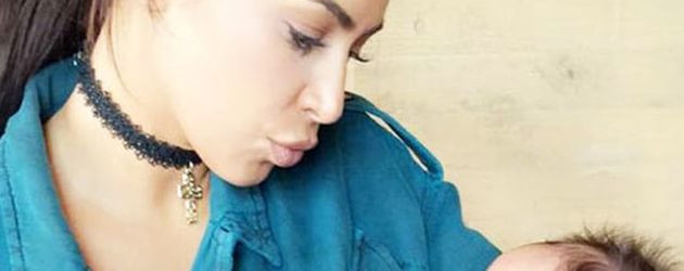 Kim Kardashian mit dem Baby von Chrissy Teigen Kim Kardashian mit dem Baby von Chrissy Teigen
