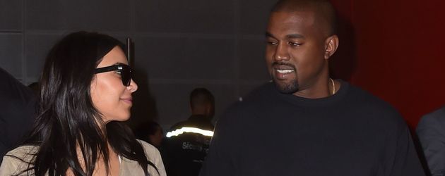 Kim Kardashian und Kanye West am Flughafen in Paris Kim Kardashian und Kanye West am Flughafen in Paris