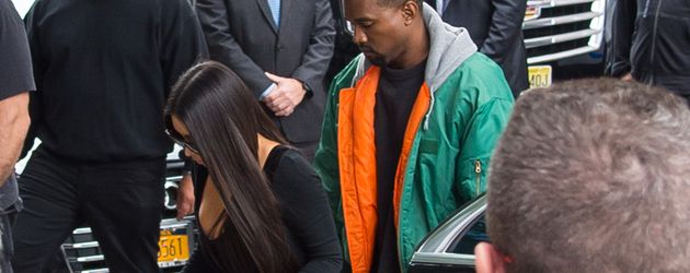 Kim Kardashian und Kanye West, umringt von Bodyguards, in New York Kim Kardashian und Kanye West, umringt von Bodyguards, in New York