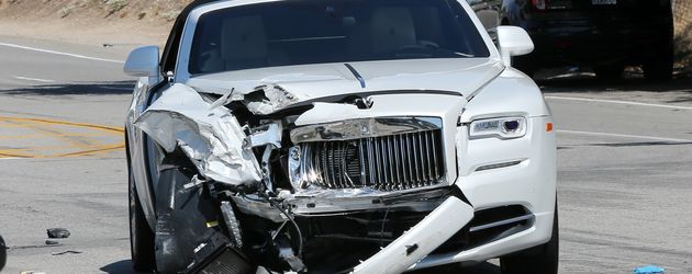 Kris Jenners Rolls-Royce nach dem Unfall in Calabasas Kris Jenners Rolls-Royce nach dem Unfall in Calabasas