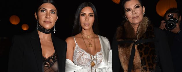 Kourtney Kardashian, Kim Kardashian und Kris Jenner bei einer Modenschau in Paris Kourtney Kardashian, Kim Kardashian und Kris Jenner bei einer Modenschau in Paris