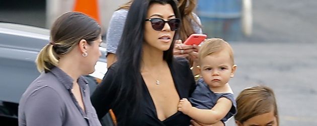 Kourtney Kardashian mit ihren Kids in Burbank Kourtney Kardashian mit ihren Kids in Burbank
