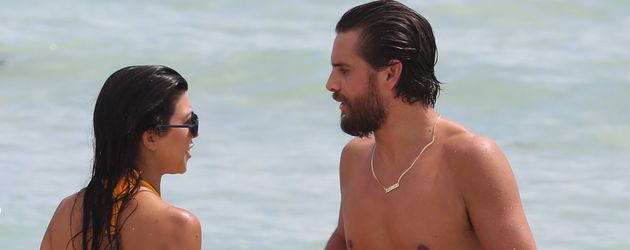 Kourtney Kardashian und Scott Disick am Strand von Miami Kourtney Kardashian und Scott Disick am Strand von Miami