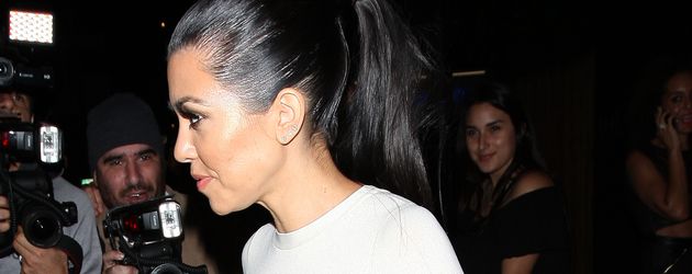 Kourtney Kardashian vor einem Restaurant in West Hollywood Kourtney Kardashian vor einem Restaurant in West Hollywood