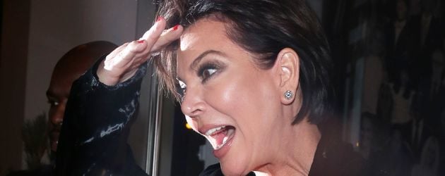 Kris Jenner verlässt im November 2016 ein Restaurant in Los Angeles Kris Jenner verlässt im November 2016 ein Restaurant in Los Angeles