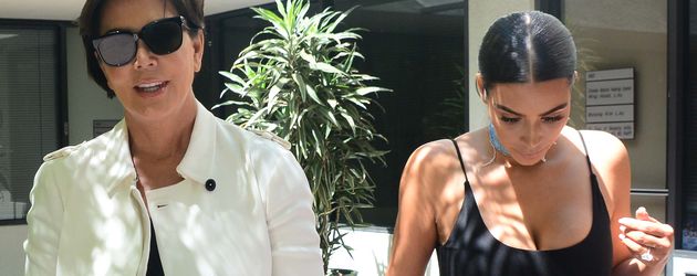 Kris Jenner und ihre Tochter Kim Kardashian in Beverly Hills Kris Jenner und ihre Tochter Kim Kardashian in Beverly Hills