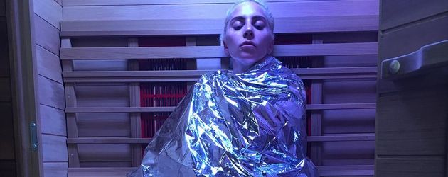 Sängerin Lady Gaga in einer Infrarot-Sauna Sängerin Lady Gaga in einer Infrarot-Sauna