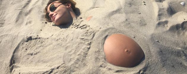 Laura Perlongos Babybauch am Strand Laura Perlongos Babybauch am Strand