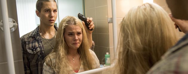 Leo (Tim Oliver Schultz) und Kim (Nele Schepe) rasieren sich die Haare ab Leo (Tim Oliver Schultz) und Kim (Nele Schepe) rasieren sich die Haare ab