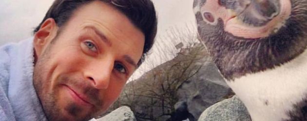 Leonard Freier posiert mit einem Pinguin Leonard Freier posiert mit einem Pinguin