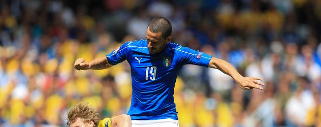 Leonardo Bonucci im Kampf mit einem schwedischen Gegenspieler Leonardo Bonucci im Kampf mit einem schwedischen Gegenspieler