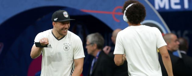 Leroy Sané scherzt mit Lukas Podolski auf dem EM-Rasen Leroy Sané scherzt mit Lukas Podolski auf dem EM-Rasen