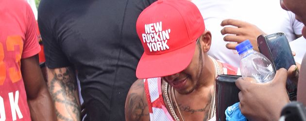 Lewis Hamilton auf dem "Barbados Kadooment Day" beim Feiern mit einer Einheimischen Lewis Hamilton auf dem "Barbados Kadooment Day" beim Feiern mit einer Einheimischen