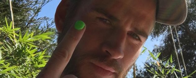 Liam Hemsworth mit grünem Fingernagel Liam Hemsworth mit grünem Fingernagel