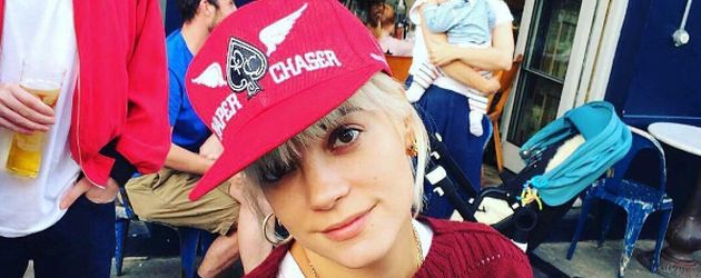Lily Allen mit einer pinken Cap Lily Allen mit einer pinken Cap