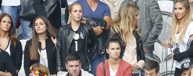 Lina Meyer, Nina Weiss, Montana Yorke, Cathy Hummels und Ann-Kathrin Brömmel auf der EM-Tribüne Lina Meyer, Nina Weiss, Montana Yorke, Cathy Hummels und Ann-Kathrin Brömmel auf der EM-Tribüne