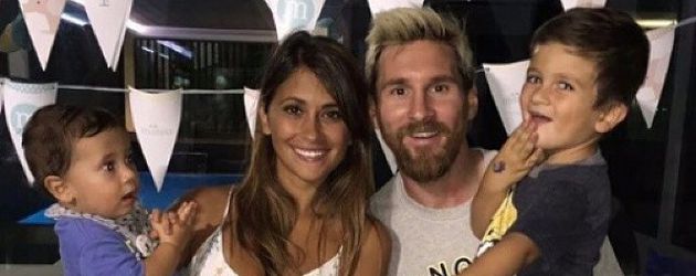 Antonella Roccuzzo, Lionel Messi und ihre Söhne Mateo und Thiago Antonella Roccuzzo, Lionel Messi und ihre Söhne Mateo und Thiago
