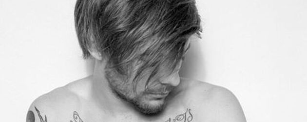 Louis Tomlinson mit seinem Sohn auf dem Arm Louis Tomlinson mit seinem Sohn auf dem Arm