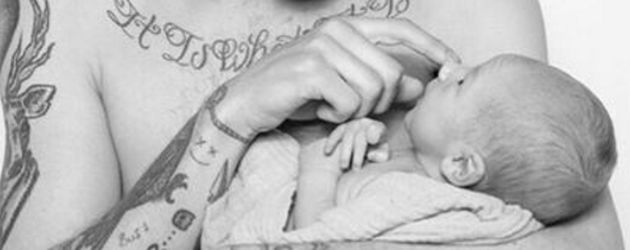 Louis Tomlinson mit seinem Sohn auf dem Arm Louis Tomlinson mit seinem Sohn auf dem Arm