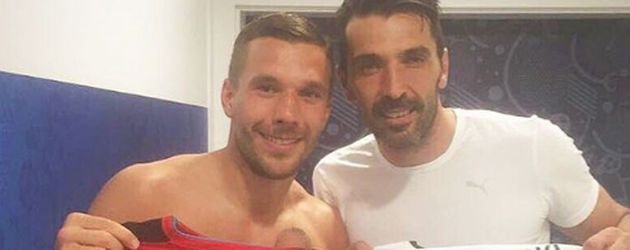 Trikottausch zwischen Lukas Podolski und Gianluigi Buffon Trikottausch zwischen Lukas Podolski und Gianluigi Buffon