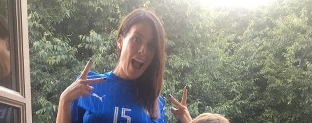 Maddalena Nullo, die Gattin von Andrea Barzagli, mit den Kindern Camilla und Mattia Maddalena Nullo, die Gattin von Andrea Barzagli, mit den Kindern Camilla und Mattia
