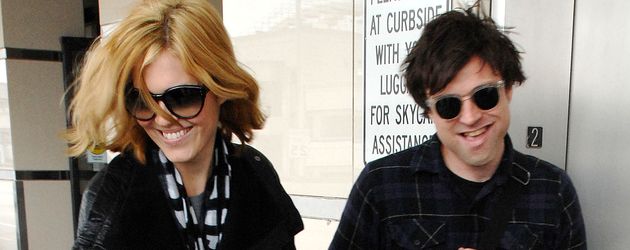 Mandy Moore und Ryan Adams 2009 am Flughafen in Los Angeles Mandy Moore und Ryan Adams 2009 am Flughafen in Los Angeles
